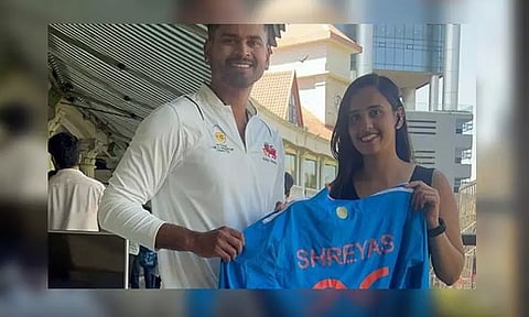 இந்திய ஜெர்சியை ரசிகைக்கு பரிசாக அளித்த ஸ்ரேயாஸ் ஐயர்!