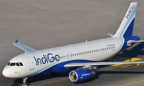 பாட்டி இறந்த துக்கத்தில் விமானத்தை இயக்க மறுத்த விமானி