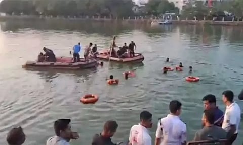 குஜராத்தில் சுற்றுலா படகு கவிழ்ந்து விபத்து: மாணவர்கள் 12 பேர் பலி