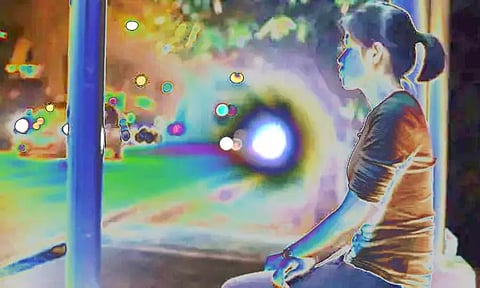 இரவில் பஸ்சுக்காக காத்திருந்த இளம்பெண்: வாலிபர் செய்த வில்லத்தனமான செயல்