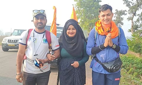 மும்பையில் இருந்து அயோத்திக்கு நடைபயணம் செல்லும் முஸ்லிம் பெண்: உற்சாகமாக வரவேற்கும் மக்கள்...!