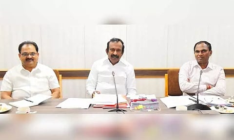 வீட்டுவசதி மற்றும் நகர்ப்புற வளர்ச்சித் துறை அமைச்சர் சு.முத்துசாமி தலைமையில் ஆய்வுக் கூட்டம்