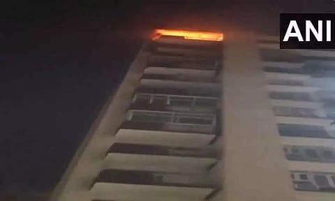 உத்தர பிரதேசம்: காசியாபாத் அடுக்குமாடி குடியிருப்பில் பயங்கர தீ விபத்து