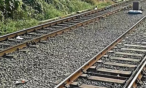 சிக்னல் கோளாறை சரி செய்தபோது கோர விபத்து.. ரெயில் மோதி 3 ஊழியர்கள் பலி