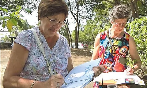 மாமல்லபுரத்தில் புராதன சின்னங்களை வரைந்த பிரான்ஸ் பெண் ஓவியர்கள்