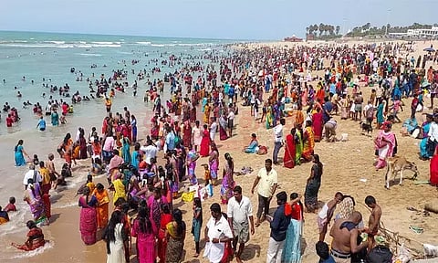 நாளை தைப்பூச திருவிழா: திருச்செந்தூர் சுப்பிரமணிய சுவாமி கோவிலில் குவியும் பக்தர்கள்