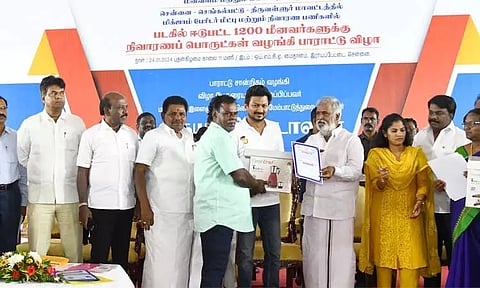 மிக்ஜம் புயல் பேரிடர் மீட்பு, நிவாரண பணிகளில் ஈடுபட்ட மீனவர்களுக்கு பரிசு பொருட்கள் - அமைச்சர் உதயநிதி வழங்கினார்