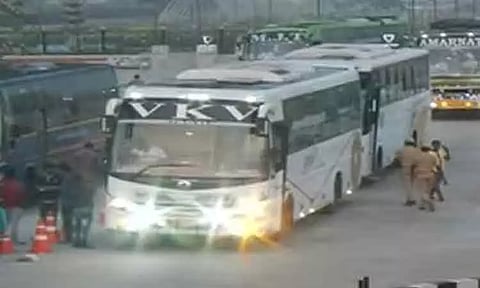 ஆம்னி பஸ்கள் வண்டலூரில் தடுத்து நிறுத்தம்: கிளாம்பாக்கத்தில் பயணிகள் அவதி