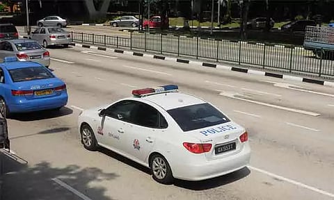 சிங்கப்பூர்: போலீசாரை எட்டி உதைத்த இந்திய வம்சாவளி நபர் மீது குற்றச்சாட்டு பதிவு