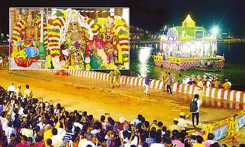 3 முறை தெப்பத்தில் வலம்வந்த மீனாட்சி-சுந்தரேசுவரர்... மதுரையில் தெப்பத் திருவிழா கோலாகலம்