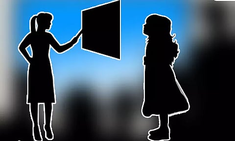 வாய்ப்பாடு சொல்லாததால் 3-ம் வகுப்பு சிறுமியின் காதை கிழித்த கணக்கு ஆசிரியை - குமரியில் பரபரப்பு