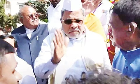 தனக்கு இடையூறு ஏற்படுத்தியவரை அடிக்க கை ஓங்கிய சித்தராமையா