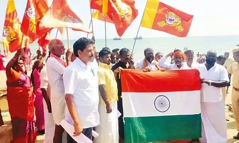 தேசியக்கொடியுடன் கச்சத்தீவு செல்ல முயற்சி... கடலில் இறங்கிய இந்து அமைப்பினர் கைது