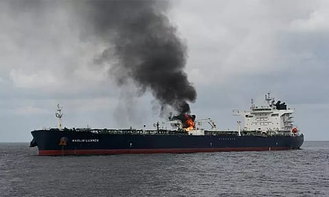 ஹவுதி தாக்குதல்.. பற்றி எரியும் பிரிட்டன் எண்ணெய் கப்பல்: உதவி செய்ய விரைந்த இந்திய கடற்படை