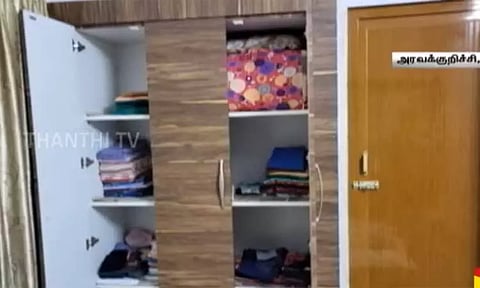 பட்டப்பகலில் வீட்டிற்குள் புகுந்து கத்திமுனையில் ரூ.40 லட்சம் கொள்ளை - கரூர் அருகே அதிர்ச்சி சம்பவம்