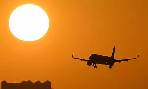 புறப்படுவதை தாமதப்படுத்த, டெல்லி விமானத்தில் வெடிகுண்டு புரளி பரப்பிய பயணி