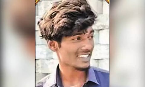 படிக்க சொல்லி வற்புறுத்திய பெற்றோர்... கல்லூரி மாணவர் தூக்கிட்டு தற்கொலை