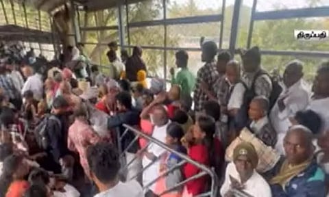 தொடர் விடுமுறையால் திருப்பதியில் அதிகரித்த பக்தர்கள் கூட்டம் - 18 மணி நேரம் காத்திருந்து சாமி தரிசனம்