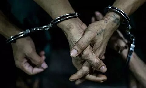 கோவையில் பயங்கர ஆயுதங்களுடன் தனியார் விடுதியில் தங்கியிருந்த 5 பேர் கைது - தப்பியோடிய இளம் பெண்ணுக்கு வலைவீச்சு