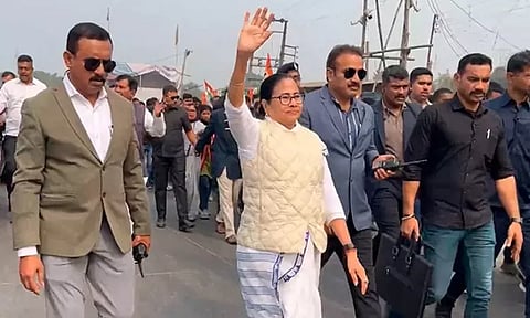 நிலுவையில் உள்ள நிதியை மத்திய அரசு விடுவிக்கக்கோரி 1.5 கி.மீ. நடைபயணம் மேற்கொண்ட மம்தா பானர்ஜி