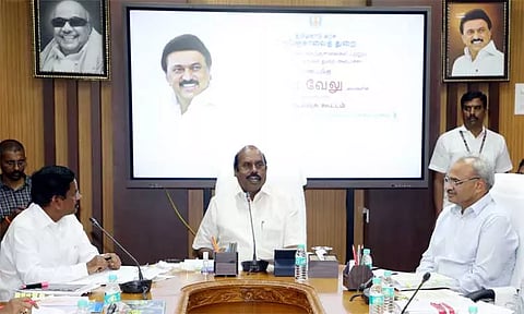 பாலங்கள், நிறைவு பெற்ற சாலைப் பணிகள் குறித்து அமைச்சர் எ.வ.வேலு ஆய்வு