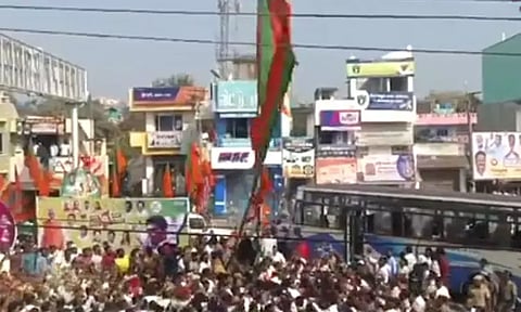 கொடிக்கம்பம் விழுந்து ஒருவர் காயம் - பா.ஜ.க. நிர்வாகி மீது வழக்குப்பதிவு