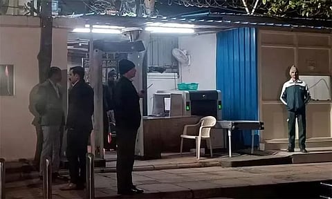 நோட்டீஸ் கொடுப்பதற்காக கெஜ்ரிவால் வீட்டுக்கு வந்த போலீஸ் அதிகாரிகள்