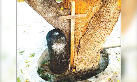 சாமி சிலைகளை திருடிவிட்டு சிலுவையை வைத்த மர்ம நபர்கள்... கடலூரில் பரபரப்பு