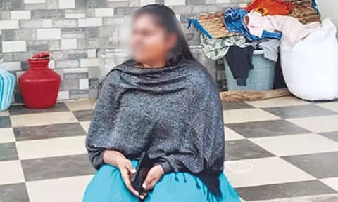 திருமணம் செய்ய மறுத்த காதலன்... வீட்டின் முன்பு இளம்பெண் தர்ணா போராட்டம்