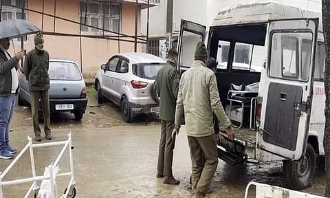 ஜம்மு காஷ்மீர்: உதம்பூரில் லாரி மீது கார் மோதி விபத்து - 4 பேர் உயிரிழப்பு