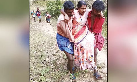 அரசு ஆஸ்பத்திரியில் பிரசவித்த பெண்ணை வீட்டுக்கு சுமந்து சென்ற உறவினர்கள்: சாலை வசதி இல்லாத அவலம்