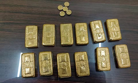 அசாம்; ரெயில் நிலையத்தில் ரூ.1.28 கோடி மதிப்பிலான கடத்தல் தங்கம் பறிமுதல்