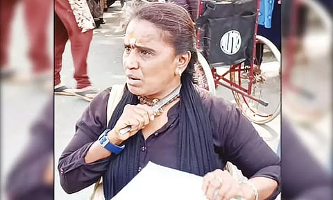 கழுத்தில் கத்தியை வைத்து பெண் தற்கொலை மிரட்டல்... கோவை கலெக்டர் அலுவலகத்தில் பரபரப்பு