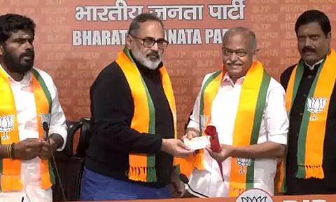 அ.தி.மு.க. முன்னாள் எம்.எல்.ஏ.க்கள் 14 பேர் பா.ஜ.க.வில் இணைந்தனர்