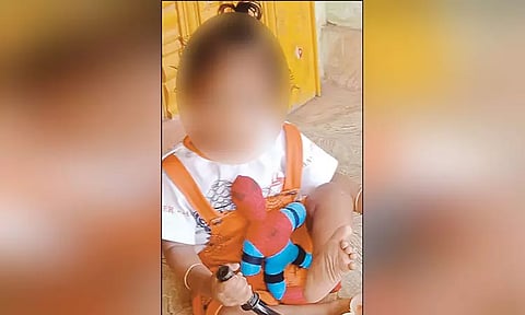 பள்ளி வேன் சக்கரத்தில் சிக்கி 1½ வயது குழந்தை உயிரிழப்பு - கடலூரில் சோகம்