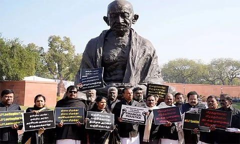 நாடாளுமன்ற வளாகத்தில் தி.மு.க. எம்.பி.க்கள் போராட்டம்