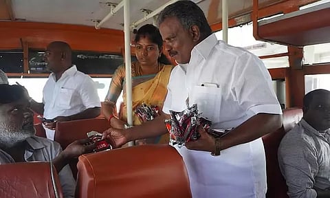 பொதுமக்களுக்கு அல்வா வழங்கி தி.மு.க. நூதன போராட்டம்