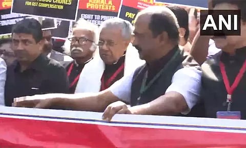 மத்திய அரசை கண்டித்து டெல்லியில் கேரள முதல்-மந்திரி பினராயி விஜயன் போராட்டம்