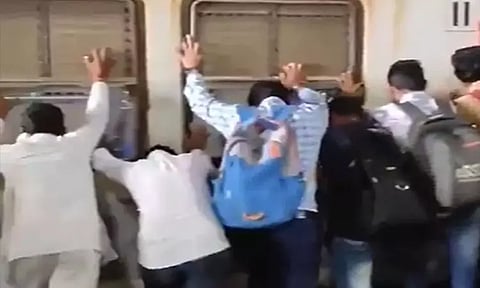 பயணியை காப்பாற்ற ரெயிலை தள்ளிய பயணிகள்..