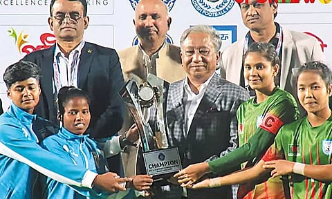 இரு அணியினரும் கோப்பையை பெற்றுக் கொண்ட காட்சி.