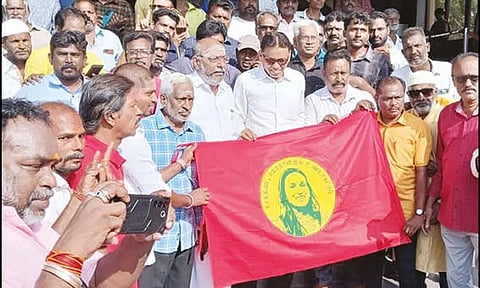 திருச்சியில் புதிய கொடியுடன் வந்த ரஜினி ரசிகர்கள்