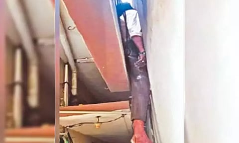 குடிபோதையில் விபரீதம்... சுவர்களுக்கு இடையே சிக்கி தொழிலாளி பலி