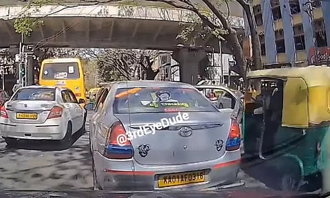 நடுரோட்டில் திடீரென கார் கதவை திறந்த பெண்.. அடுத்து நடந்த விபரீதம்- வைரலாகும் வீடியோ