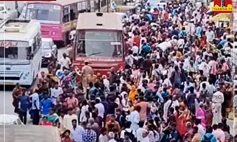 சென்னையில் மின்சார ரெயில்கள் ரத்து: தாம்பரம் பேருந்து நிலையத்தில் அலைமோதும் பயணிகள் கூட்டம்