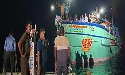 நடுக்கடலில் சிக்கி தவித்த 11 பேரை மீட்ட இந்திய கடலோர காவல் படை