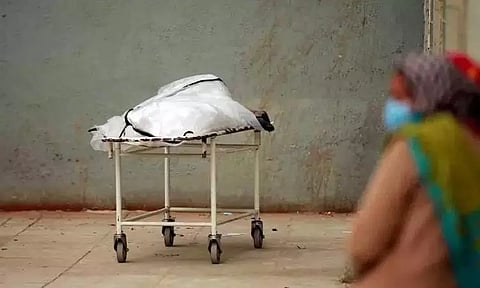 தகனம் செய்வதற்கு முன் திடீரென கண் விழித்த பெண் - அதிர்ச்சியில் உறைந்த உறவினர்கள்