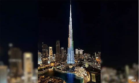 பிரதமர் மோடி வருகையையொட்டி புர்ஜ் கலீபா கோபுரத்தில் ஒளிர்ந்த இந்திய தேசியக் கொடி