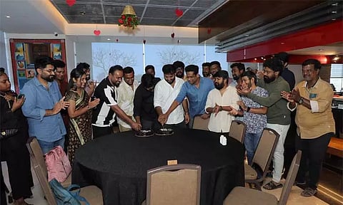 'லவ்வர்' படத்தின் வெற்றியை கேக் வெட்டி கொண்டாடிய படக்குழு