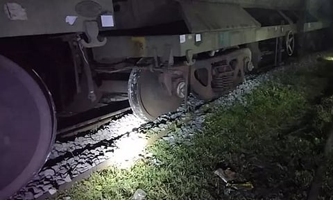 சென்னையில் ரெயில் எஞ்ஜின், பெட்டிகள் தடம் புரண்டு விபத்து
