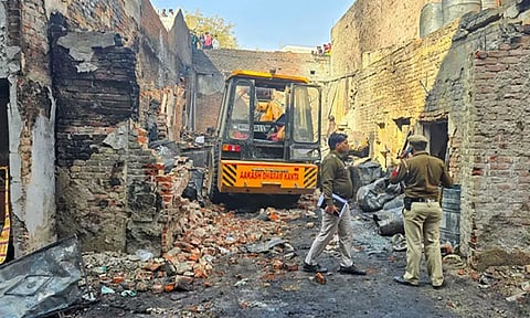 பெயிண்ட் தொழிற்சாலையில் பயங்கர தீ விபத்து - 11 பேர் உடல் கருகி பலி